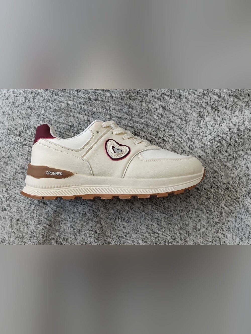Cream/White w/ Heart Accent Sneakers (New; Sz: 9 W; QRUNNER)